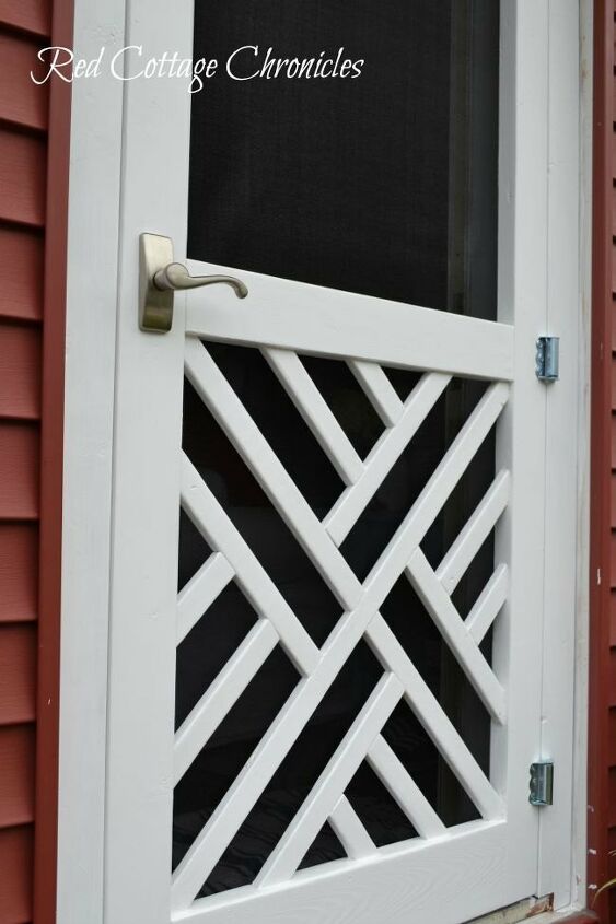 16 maneiras de atualizar seriamente suas portas antigas nesta temporada, Porta de tela de madeira Chippendale