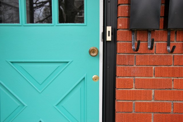 16 maneiras de atualizar seriamente suas portas antigas nesta temporada, Uma porta da frente turquesa DIY