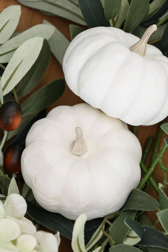 painting plastic pumpkins for easy fall decor