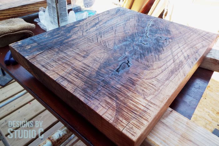 uma mesa lateral fcil de construir com uma tbua de madeira