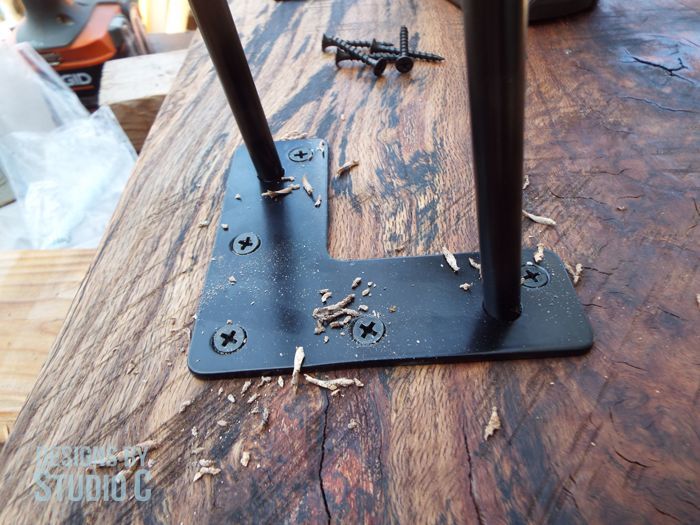 uma mesa lateral fcil de construir com uma tbua de madeira