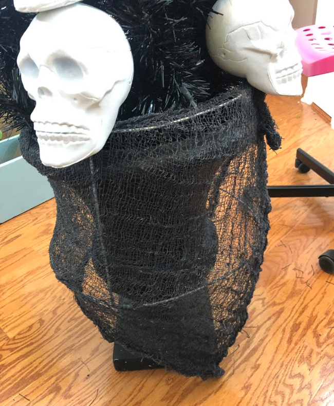 una decoracin de halloween muy original crea un rbol de calaveras, Acercamiento a c mo queda la tela negra