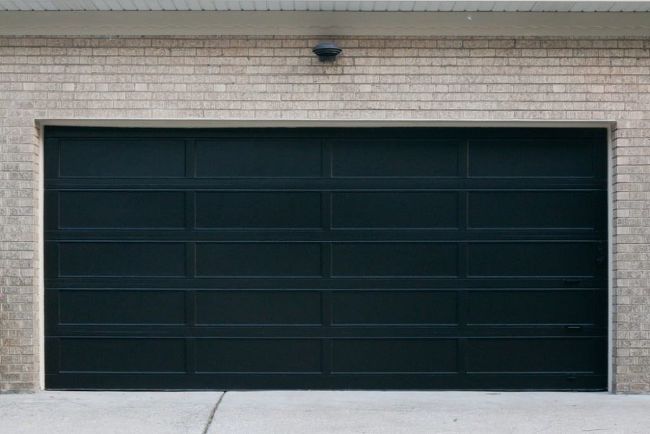 11 de las mejores tareas de pintura exterior de casas de bricolaje que han, Pintura para puertas de garaje The DIY Playbook