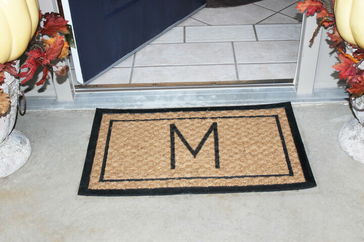 13 ideas creativas para alfombras de exterior que no te harn perder dinero, 6 Cree su propia alfombra de puerta con monograma