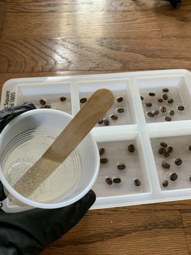 cmo hacer posavasos de granos de caf, vertiendo la capa transparente sobre los granos de caf
