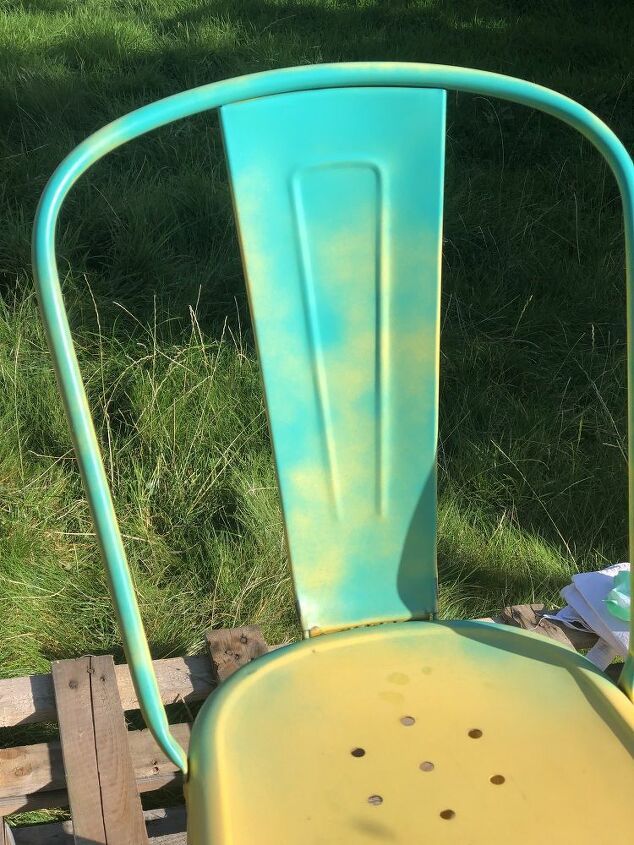 efeito ombre fcil com tinta spray em uma cadeira de jardim de metal