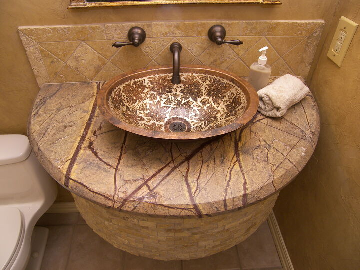 transforme un aburrido lavabo de bao con estos emocionantes diseos, 17 Fregadero de cobre sobre tapa de m rmol