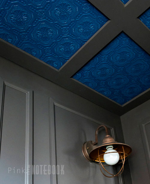 17 formas innovadoras de iluminar tu casa con los azulejos del techo, 17 Un dise o de techo con aspecto de baldosa utilizando papel pintado