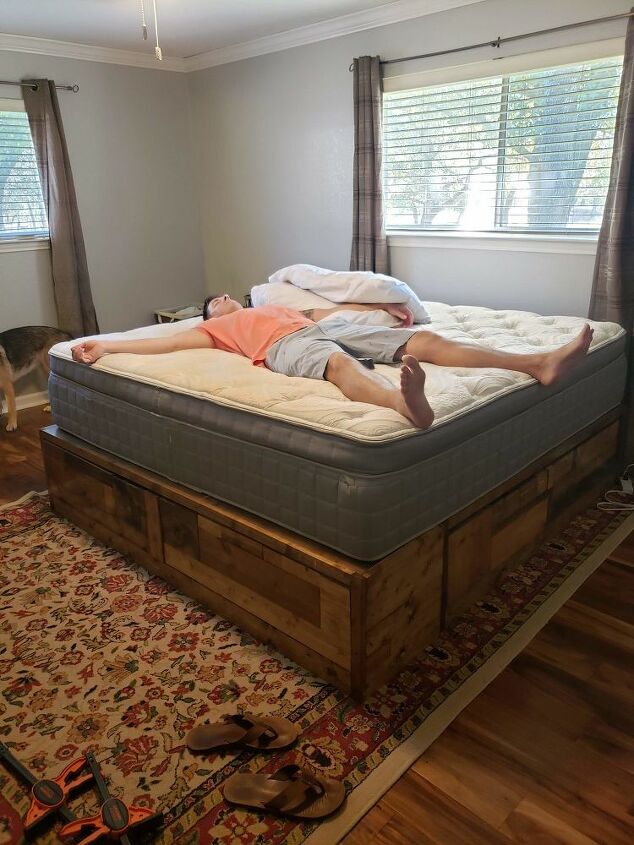 construir uma cama de armazenamento de madeira de sucata