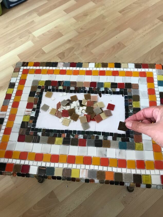 cmo transformar una vieja mesa de centro con mosaico, A adiendo azulejos en el dise o del rect ngulo