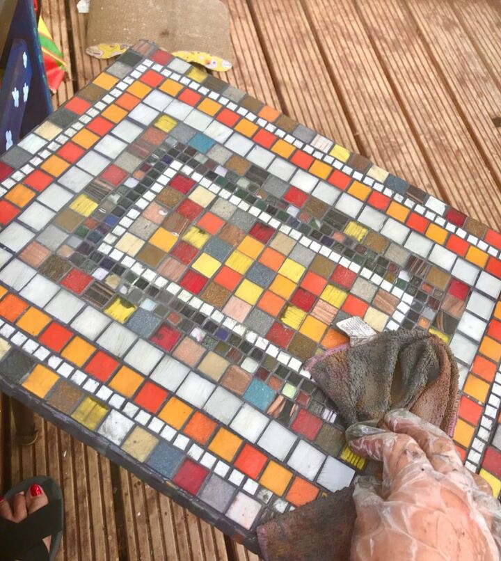 how to transform an old coffee table with mosaic, Wipe off excess grout