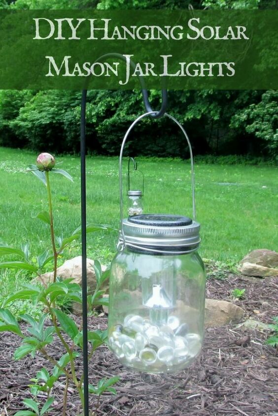 faa o seu jardim brilhar com os melhores truques de iluminao ao ar livre, Luzes de jarra de pedreiro suspensas solares rvore do d lar DIY