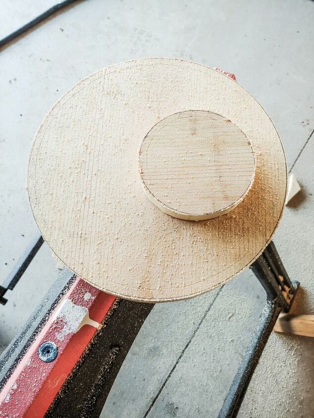 suporte de bolo de madeira com restos de madeira