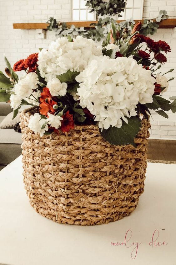 como fazer um arranjo de flores em uma cesta com furos