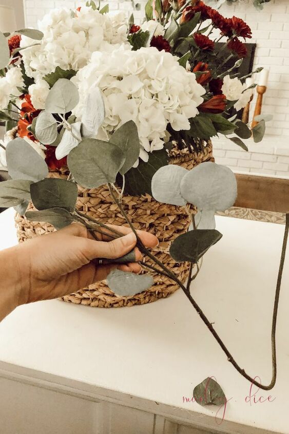 como fazer um arranjo de flores em uma cesta com furos