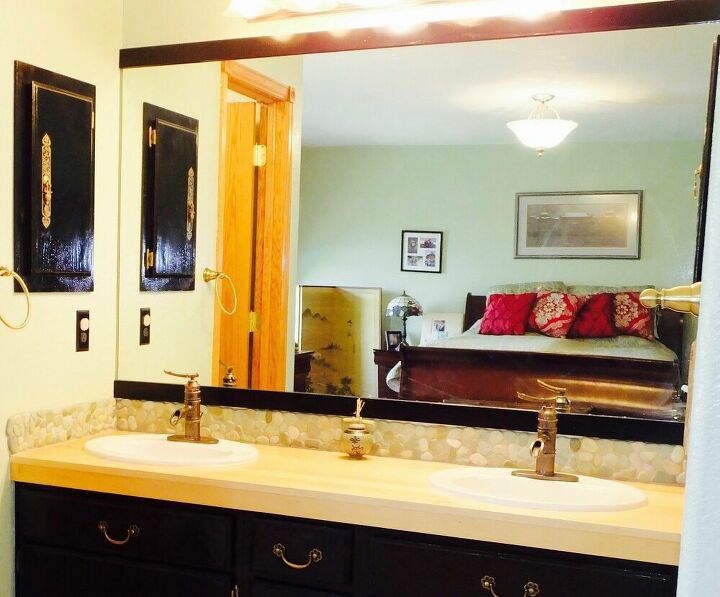 crie um espelho de banheiro emoldurado que voc vai querer continuar olhando, Como emoldurar um espelho com piso de madeira