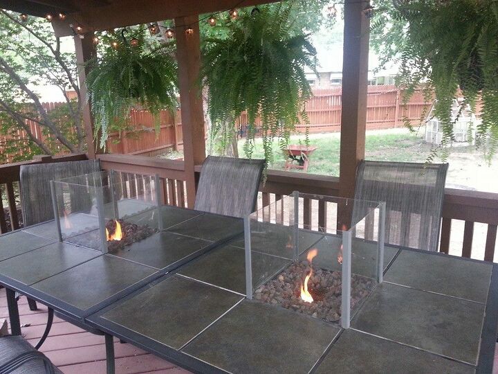 19 proyectos de chimeneas de exterior para calentar las tardes, 3 Encienda su mesa en llamas