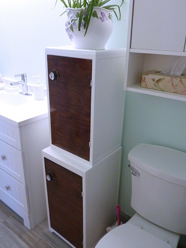como transformar um armrio de banheiro em um elemento interior ousado, Dois pequenos arm rios se transformam em uma torre de armazenamento de banheiro