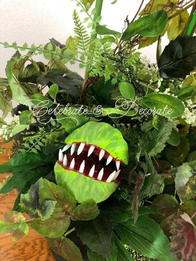 16 spooky halloween decor ideas that will scare your guests, A man eating plant