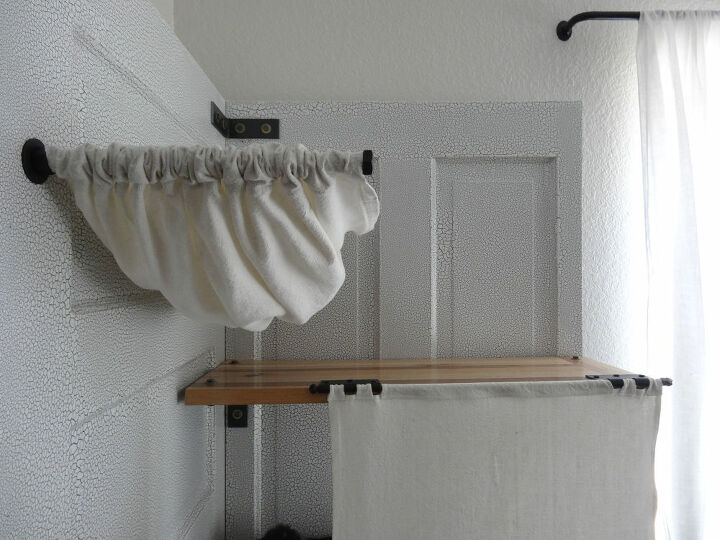 eu constru uma torre de gato usando portas velhas