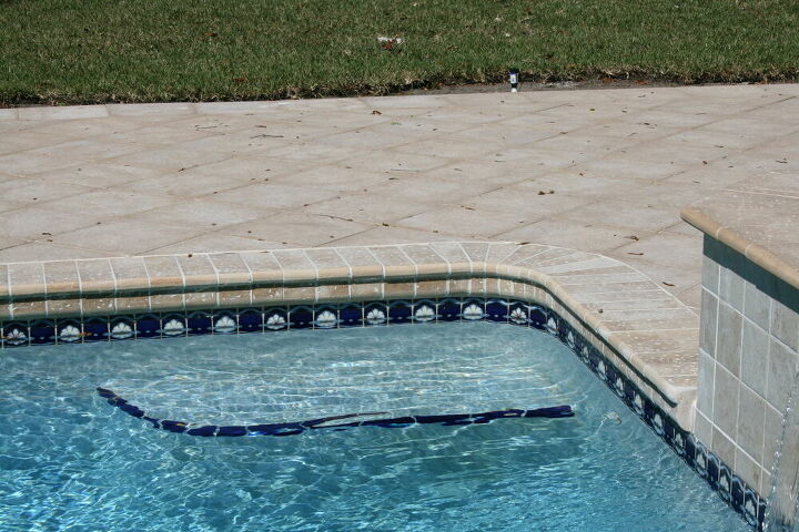 20 piscinas ao ar livre que se tornaram novos recursos de quintal, Renove uma cobertura de piscina sem remover a antiga cobertura de concreto rachado