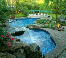 20 piscinas al aire libre que se han convertido en nuevas caractersticas del patio, 13 El pavimento Techo Bloc da vida a una piscina cansada