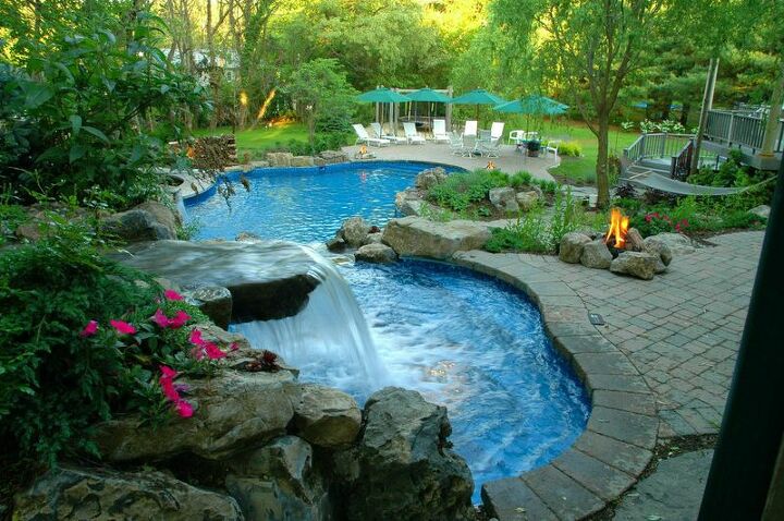 20 piscinas al aire libre que se han convertido en nuevas caractersticas del patio, 13 El pavimento Techo Bloc da vida a una piscina cansada