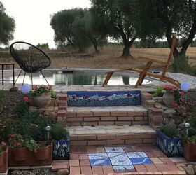 20 piscinas al aire libre que se han convertido en nuevas caractersticas del patio, 1 Rodea la piscina de exterior con mosaicos utilizando azulejos