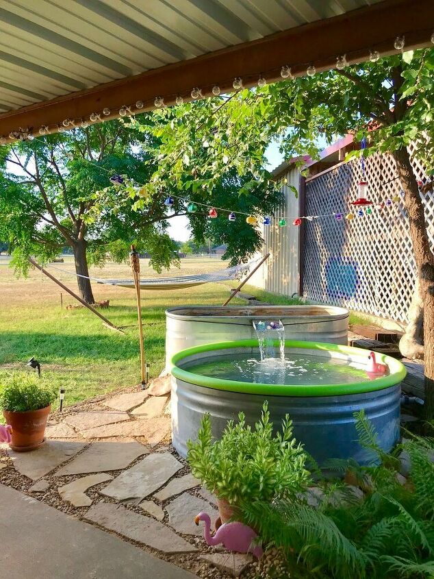 20 piscinas ao ar livre que se tornaram novos recursos de quintal, Como instalar uma piscina de tanque de estoque com uma cachoeira