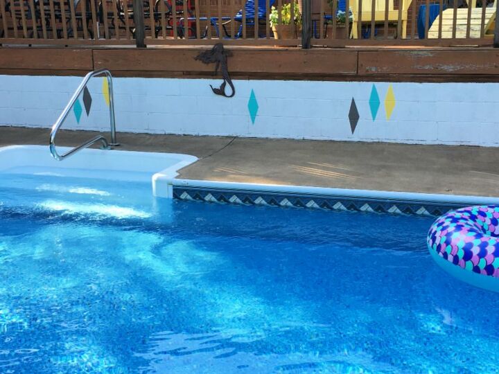 20 piscinas al aire libre que se han convertido en nuevas caractersticas del patio, 12 Salpicadura de color para la pared de ceniza de la piscina al aire libre
