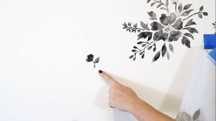 como pintar um papel de parede aquarela usando estnceis florais