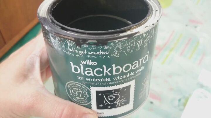 caixa reciclada em um quadro negro quadro