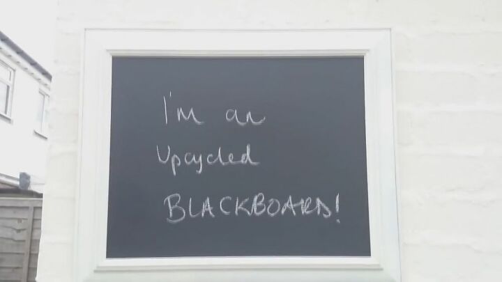 cuadro reciclado en una pizarra chalkboard