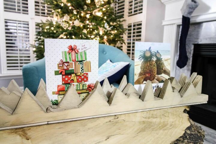 estantera de tarjetas navideas en forma de montaa