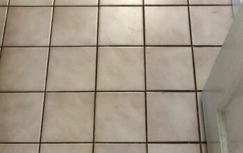 Cómo actualizar el suelo de un baño con pegatinas de azulejos