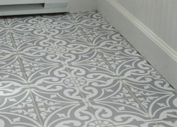 como atualizar um piso de banheiro com adesivos de azulejos