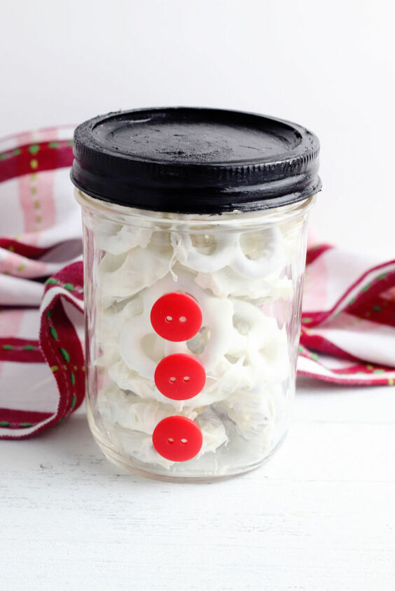 diy snowman mason jar gift idea for christmas with chocolate pretzels