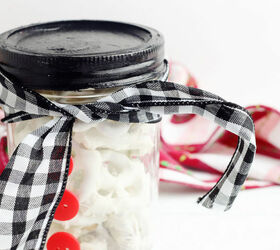 diy snowman mason jar gift idea for christmas with chocolate pretzels
