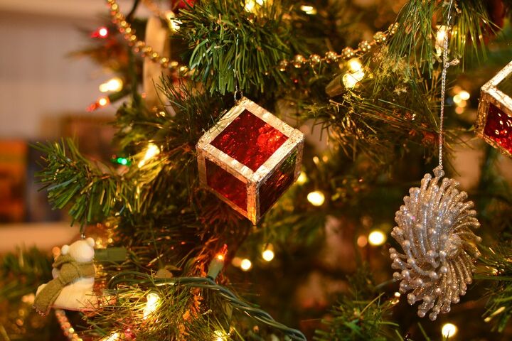 25 ideas de adornos navideos poco convencionales para 2019, Adorno en forma de cubo Regalo de Navidad en vitral