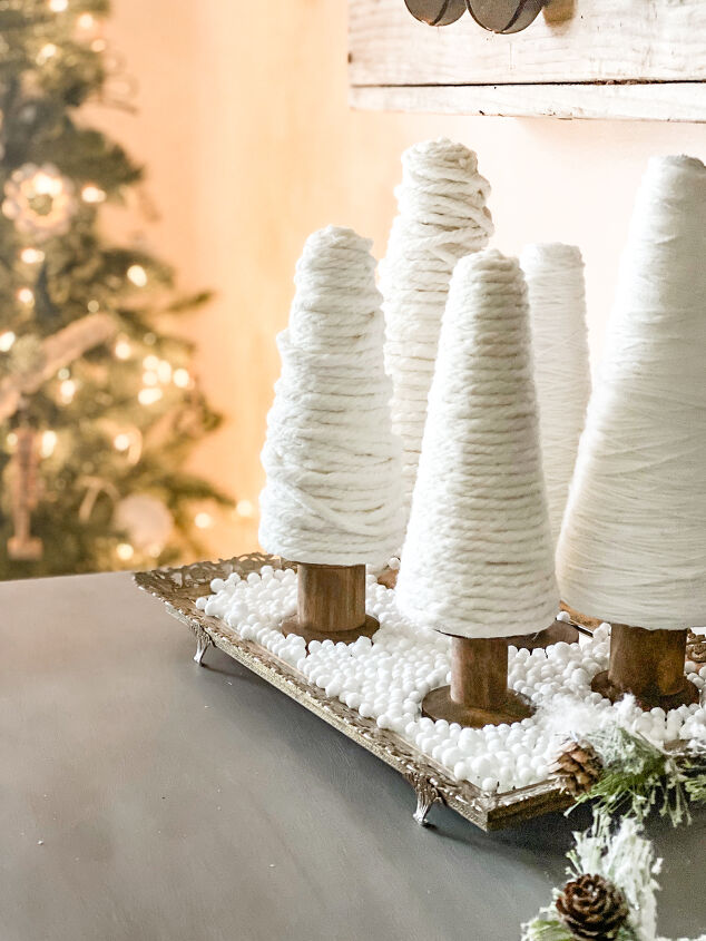 17 maneras en que la gente est reutilizando artculos para hacer la decoracin de, rboles de Navidad de cintas recicladas