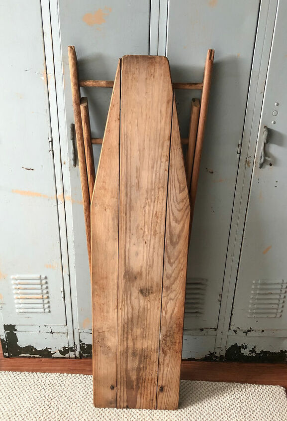 cuenta atras navidena hecha con una vieja tabla de planchar de madera