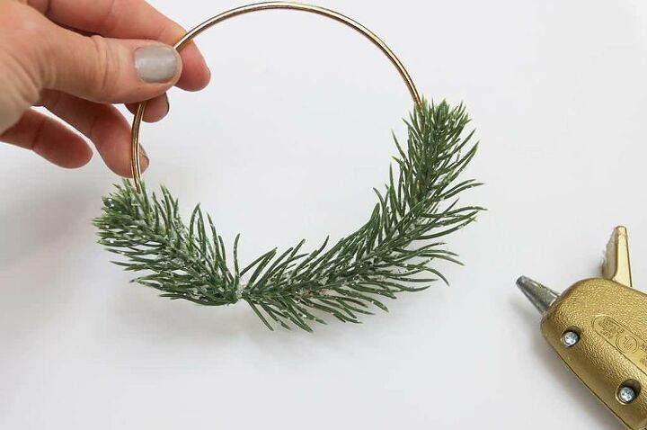 how to make diy holiday wreath place cards