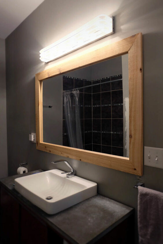 como fazer diy emoldurar um espelho de banheiro montado na parede com clipes