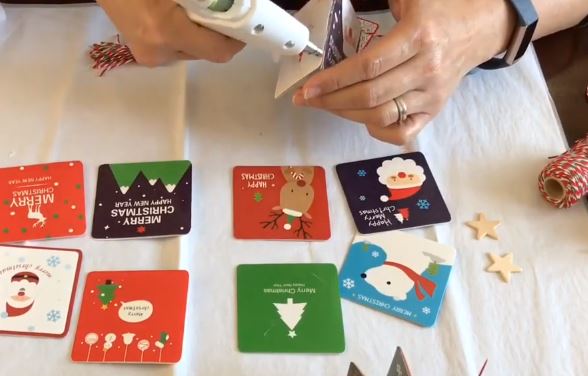 como fazer um enfeite de natal com mini cartes