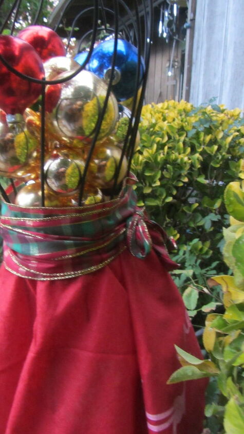 arte navideo en el jardn una falda de rbol se convierte en una falda real