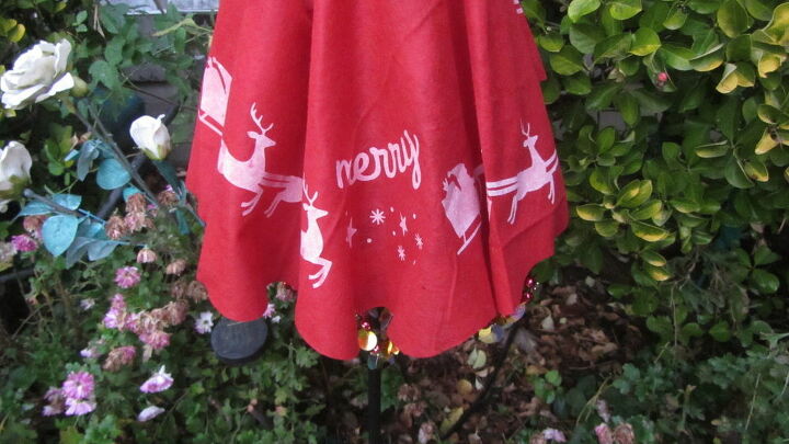 arte navideo en el jardn una falda de rbol se convierte en una falda real