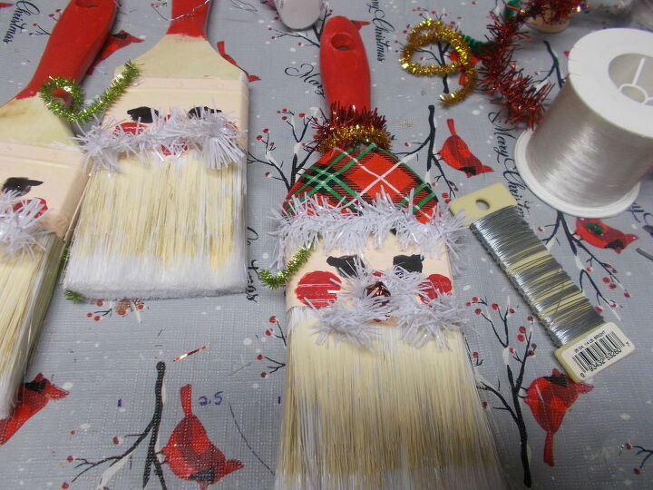 escovas em flocos de neve e ornamentos