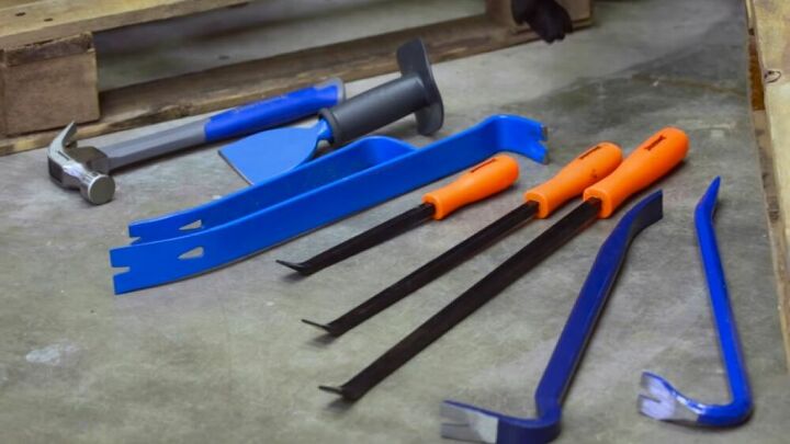 Taking Apart Pallets Without Power Tools In 5 Steps Hometalk