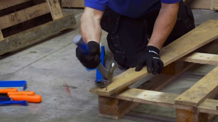 Taking Apart Pallets Without Power Tools In 5 Steps Hometalk