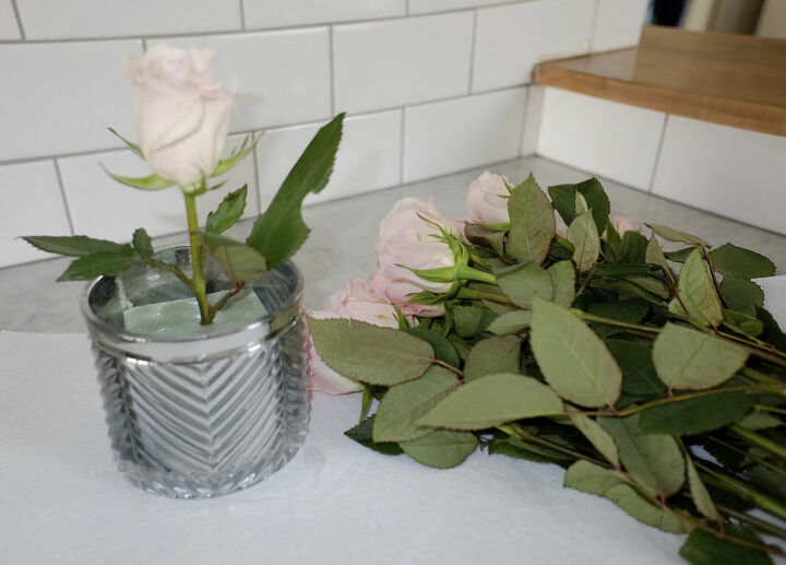 arranjo floral com potes de velas reciclados